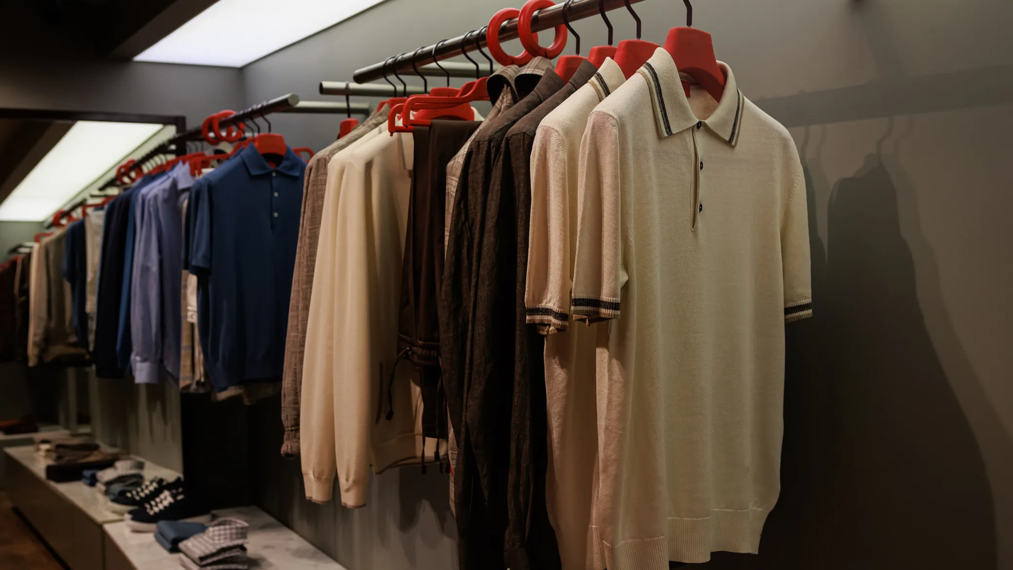 Arara com camisas polo e roupas de moda masculina, ilustrando o case de crescimento em e-commerce e marketplaces